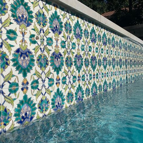 https://www.instagram.com/p/CHEwcFbg8rP/?igshid=rhsyfdsgozz5 White Pools, Tile For Pool, Mahogany Bay, Pool Paradise, Pool Tiles, House Updates, Pool Installation, Roatan, Spanish Tile