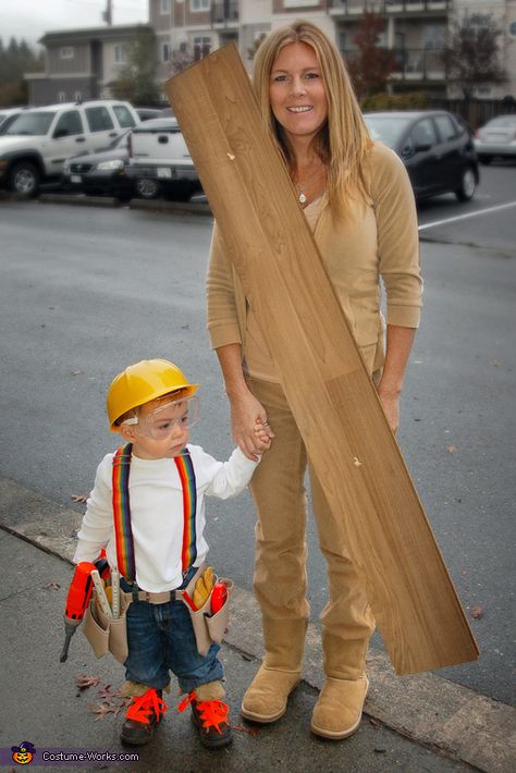 Jen: This is my son and I two years ago (2012) for his preschool Halloween party. He already had the construction worker stuff and played with it all the time and... Construction Worker Costume Ideas, Diy Cow Costume, Carnaval Diy, Preschool Halloween Party, Construction Outfit, Halloween Costumes 2014, Cow Costume, Homemade Costume, Costume Works