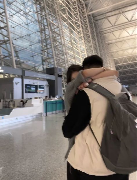 Couples In Airport, Airport Meeting Couple, Couple Airport Aesthetic, Airport Couple Pictures, Airport Couple Aesthetic, Airport Hug, Airport Boyfriend, Airport Couple, Korean Boyfriend