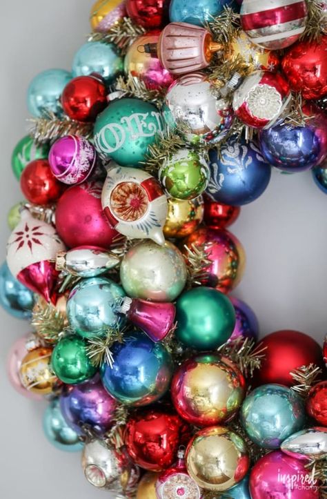 Diy Vintage Christmas, Ornament Wreath Diy, Homemade Christmas Wreaths, Ornament Wreaths, Vintage Ornament Wreath, Celebration Decorations, Kitschy Christmas, Retro Christmas Decorations, Holiday Wreaths Christmas