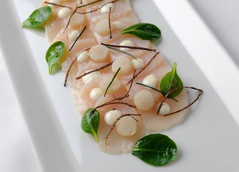 Carpaccio of hand dived scallops with truffle vinaigrette Christmas Dinner Party Recipes, Scallop Carpaccio, How To Make Scallops, Carpaccio Recipe, Scallop Ceviche, Scallops Recipe, Baked Scallops, Grilled Scallops, Michelin Star Food