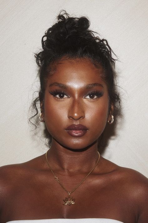 🌻 on Twitter: "Face card 💘 https://t.co/Vwm2Ncw7kG" / Twitter Glamour Makeup Looks, Romantic Makeup, Neutral Makeup, Face Card, Glamour Makeup, Dark Skin Women, Makeup For Black Women, Flawless Makeup, Even Skin Tone