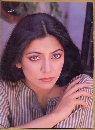 The dusky doe-eyed diva of Bollywood, Deepti Naval is celebrating her birthday today. The actress who featured in several successful flicks like 'Chashme Baddoor' (1981), 'Mirch Masala', 'Saath Saath', 'Angoor' and many more is regarded as one of the most talented actresses of all times. Deepti Naval has not just established herself as an actress but also accomplished herself as a painter and photographer Deepti Naval, Vintage Celebrities, Rekha Actress, Old Film Stars, Bollywood Images, Gorgeous Lady, Bollywood Masala, Bollywood Pictures, Retro Bollywood