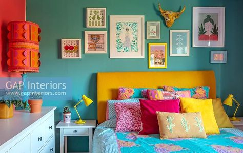 Colourful modern bedroom Bedroom Inspirations Colourful, Khloe Bedroom, Guest Bedroom Paint Ideas, Zara Bedroom, Colorful Modern Bedroom, British Bedroom, Crystal Drawer Pulls, Colourful Bedroom, Colourful Homes