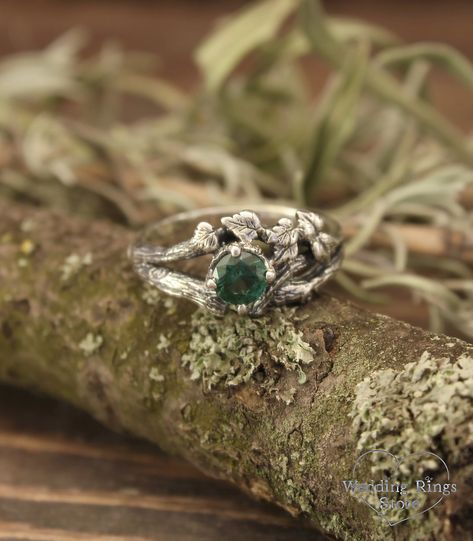 This exquisite sterling silver ring features a twig-shaped design adorned with delicate leaves, showcasing a captivating 5mm natural green quartz. It beautifully captures the essence of feminine grace intertwined with the allure of the natural world. Green Wedding Rings, Green Engagement Rings, Ring For Women Unique, Branch Engagement Ring, Witch Rings, Celtic Engagement Rings, Leaf Engagement Ring, Nature Inspired Rings, Cute Engagement Rings