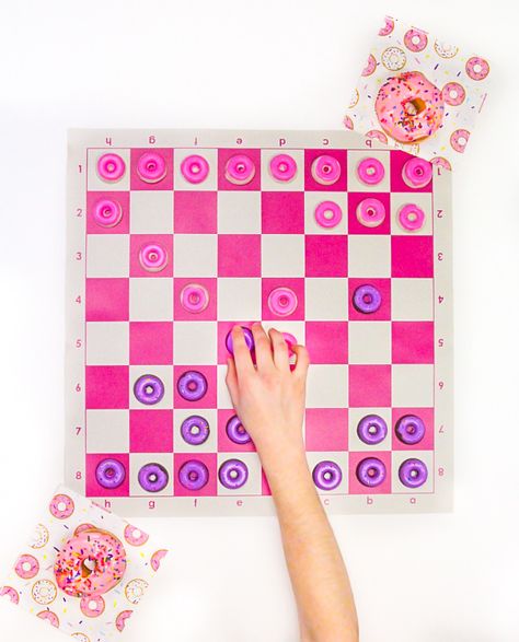 Edible Donut Checkers Game Clay Checkers, Diy Checkerboard, Game Crafts, Diy Donut, Diy Donuts, Chocolate Donut, Diy Edible, Donut Decorations, Checkers Game