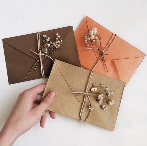 Diy Aesthetic Envelope, Envelope Design Aesthetic, Aesthetic Envelope Design, Letter Envelope Aesthetic, Aesthetic Letter Ideas, Aesthetic Envelope, Envelope Aesthetic, Christmas Gift Aesthetic, Date Flowers