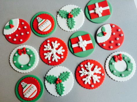 Christmas Cupcake Toppers | Fondant Decorated Christmas Cookies, Mini Christmas Cakes, Christmas Cupcakes Decoration, Christmas Cupcake Toppers, Christmas Cake Designs, Fondant Cupcake Toppers, Christmas Cupcake, Holiday Cupcakes, Christmas Topper