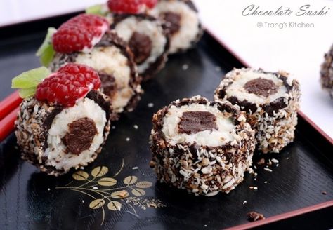 Chocolate Sushi would be perfect for your Valentine Chocolate Sushi, Sweet Sushi, Fruit Sushi, Candy Sushi, Dessert Sushi, Sushi Love, Sushi Recipes, Köstliche Desserts, Chocolate Coconut