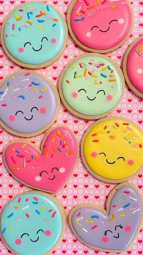 Biscuits Design Ideas, Crumbl Easter Cookies, Kawaii Cookies Royal Icing, April Cookies Decorated, Valentine Icing Cookies, Colorful Cookies Decorated, Simple Valentine Cookies Royal Icing, Fun Sugar Cookies Decorated, Circle Cookies Royal Icing