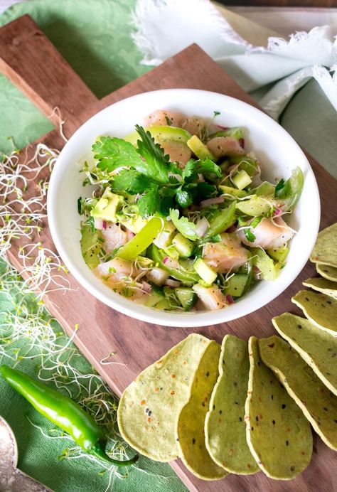 Ceviche verde con aguacate, pepino y tomate verde Ceviche Verde, Mango Verde, Chile Serrano, Cilantro, Holiday Recipes, Tacos, Holidays, Ethnic Recipes, Christmas Recipes