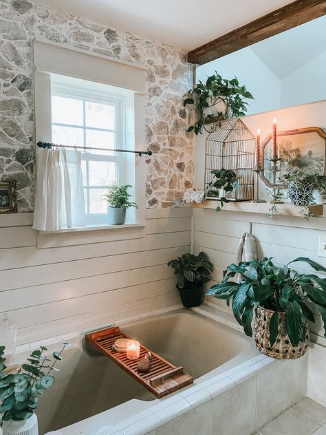 Create a cozy bathroom with plants Rock Wall Bathroom, Cottage Core Bathrooms, Tiny Cottage Decor, Stone Wall Bathroom, Shiplap In Bathroom, Bathroom With Plants, Bathroom Stone Wall, Faux Rock Walls, Faux Stone Wallpaper