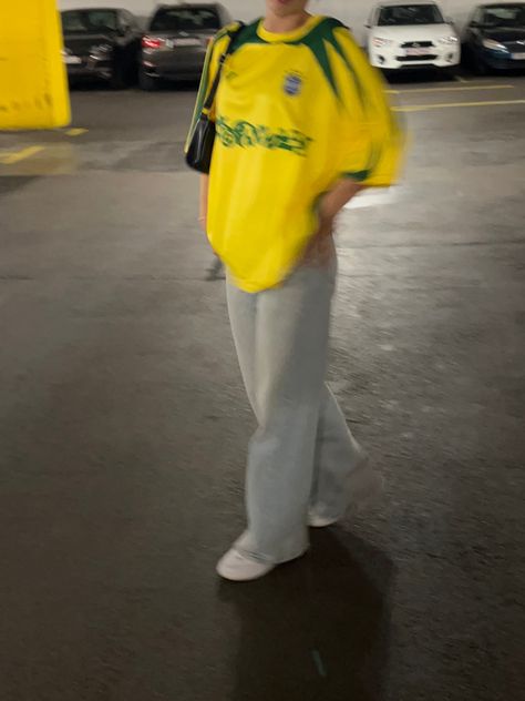 Outfit Inspo Pose Instagram Ästhetik Fußball Frau Soccer jersey Brasil Neymar Y2k Soccer Jersey Outfit, Oversized Soccer Jersey Outfit, Oversized Soccer Jersey Outfit Women, Long Sleeve Jersey Outfit, Jersey Jacket Outfit, Jersey Top Outfit, Soccer Jersey Outfit Women, Jersey Outfits, Jersey Fits