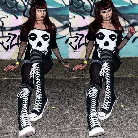 sunami style bitch ! Tall Converse Outfit, Knee High Converse Outfit 2000s, Knee High Converse Outfit, Punk Goth Outfits, High Converse Outfit, Boots Converse, Gothic Style Clothing, Knee High Converse, High Converse