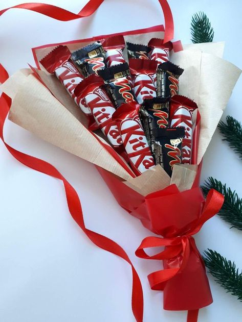 Food Bouquet, Chocolate Bouquet Diy, Candy Bouquet Diy, Arts And Crafts For Teens, Handmade Gifts Diy, Flower Bouquet Diy, Diy Gift Set, Flower Gift Ideas, Candy Crafts