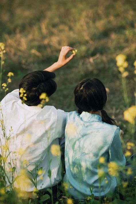 Couple Shoot In Flower Field, Asethetic Couple Images, Copul Pic Cartoon, Cute Old Couples, Korean Couple Photoshoot, Book Photography Instagram, Mustard Flowers, Wedding Photo Studio, Fine Art Portrait Photography