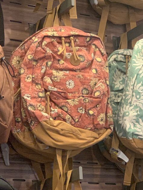 Cute Backpacks For School, Beach Aesthetics, Summer Backpacking, High School Kids, Tote Bags For School, School Tote, Preppy Room Decor, Preppy Room, What In My Bag