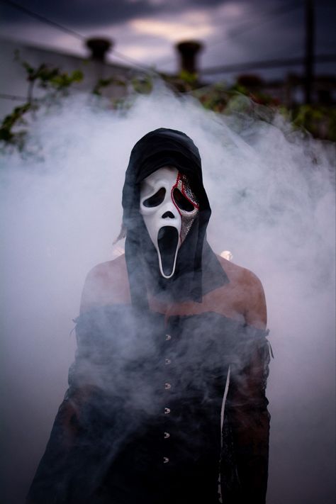 #halloween #spooky #scream #cosplay #ghostface Scream Mask Photoshoot, Girly Ghostface, Slasher Photoshoot, Scream Cosplay, Ghostface Photoshoot, Scream Photoshoot, Ghostface Cosplay, Skate Shoot, Halloween Shooting