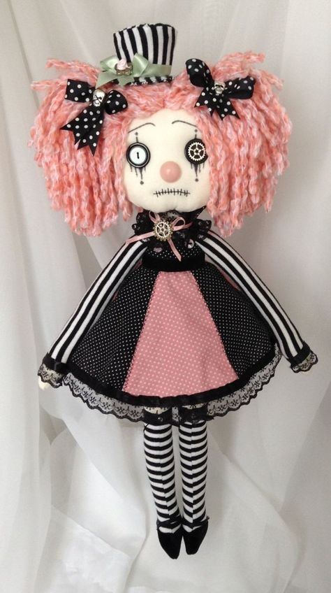 Voodoo Dolls Pattern, Diy Creepy Dolls, Doll Creepy, Textile Art Dolls, Zombie Dolls, Doll Plushies, Homemade Dolls, Creepy Doll, Ugly Dolls