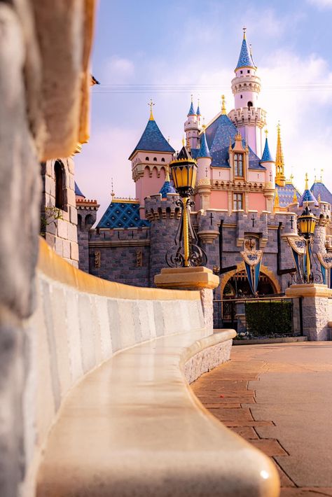 Wallpaper California, Sleeping Beauty Castle Disneyland, Castle Disney, Disneyland Photography, Aesthetic View, Disney World Pictures, View Photography, Sleeping Beauty Castle, Disneyland California