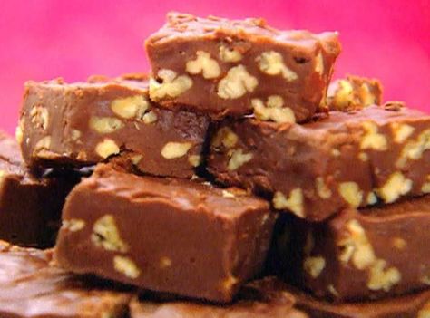 My kids loves chocolate so much and they loves my fudge. I make them on holidays. They are so delicious and sweet. Peppermint Fudge Recipe, Peppermint Fudge, Fudge Recipes Chocolate, Paula Deen Recipes, Gourmet Candy, Fudge Bars, Oh Fudge, Fudge Recipes Easy, Caramel Fudge