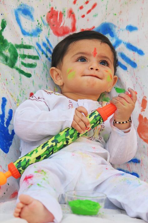 Holi Photoshoot Ideas For Baby Boy, Holi Shoot Photo Ideas For Baby, Holi Photoshoot Ideas For Babies, Holi Theme Baby Photoshoot, Holi Shoot, Holi Photoshoot, Baby Wallpaper Hd, Princess Shoot, 5 Month Baby