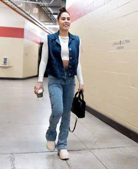 Basketball Coach Outfit, Kelsey Plum, Basketball Outfits, Coach Outfits, Women Athletes, Fit Pics, Pre Game, Basketball Clothes, Basketball Coach