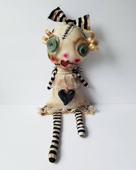 Junker Jane Art Dolls and Soft Sculptures Junker Jane Dolls, Zombie Dolls Diy, Spooky Dolls Diy, Monster Dolls Handmade, Creepy Dolls Diy, Ooak Dolls Monster High, Ugly Dolls Diy, Cloth Art Dolls, Voodoo Child