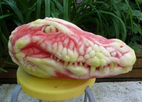 July 8, 2014 - Artist Transforms Watermelon into Creepy Realistic Faces and Dinosaurs. This man is scary good at making faces and creatures out of watermelon! For more info, check out today's Catch! Deco Fruit, Watermelon Art, Watermelon Carving, Food Sculpture, Fruit And Vegetable Carving, Amazing Food Art, Creative Food Art, Vegetable Carving, Food Carving