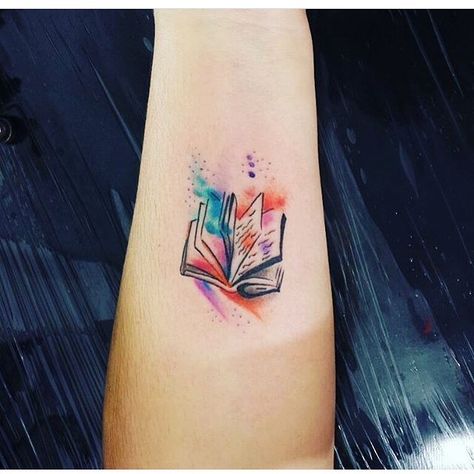 Book Lover Tattoo, Bookish Tattoos, Literary Tattoos, Shape Tattoo, Tattoo Zeichnungen, Tattoos For Lovers, Inspiration Tattoos, Hawaiian Tattoo, Tattoos Geometric