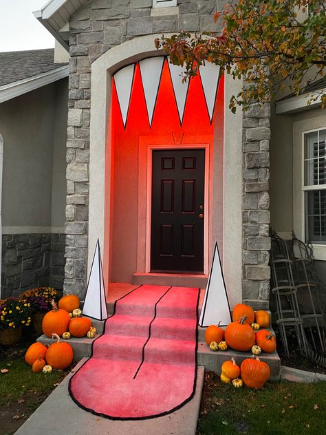 Monster Door Halloween, Halloween Decorations Outdoor 2023, Diy Monster House Halloween Decorations, Bush Monster Halloween, Front Yard Halloween Themes, Monster Theme Halloween Party, Monster Mash Halloween Decorations, Scary Front Porch Halloween Ideas Decoration, Halloween Monster House Decorations