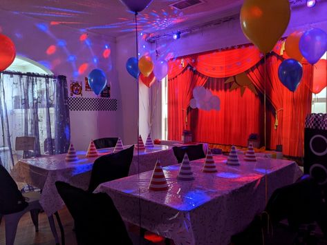 Fnaf Wedding Theme, Fnaf Party Room, Fnaf Halloween Decorations, Fnaf Themed Snacks, Fnaf Bday Party Ideas, Fnaf Themed Birthday Party, Fnaf Themed Bedroom, Fnaf Stage, Fnaf Party Ideas