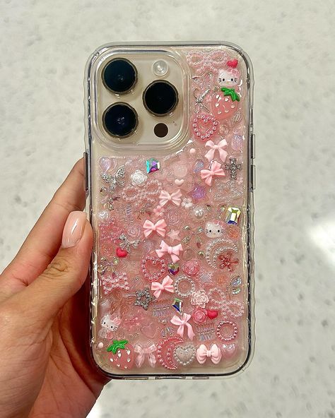 Custom pink junk phone case 💕💖🎀 DM to order yours today!!! ☆ ☆ ☆ ☆ ☆ ☆ ☆ ☆ ☆ ☆ ☆ #pink #phonecase #smallbusiness #danasdesigns #junkphonecase Girly Phone Cases Pink, Junk Phone Case, Clear Phone Case Ideas, Item References, Bedazzled Phone Case, Diy Phone Case Design, Handmade Phone Case, Girly Phone Cases, Cases Diy