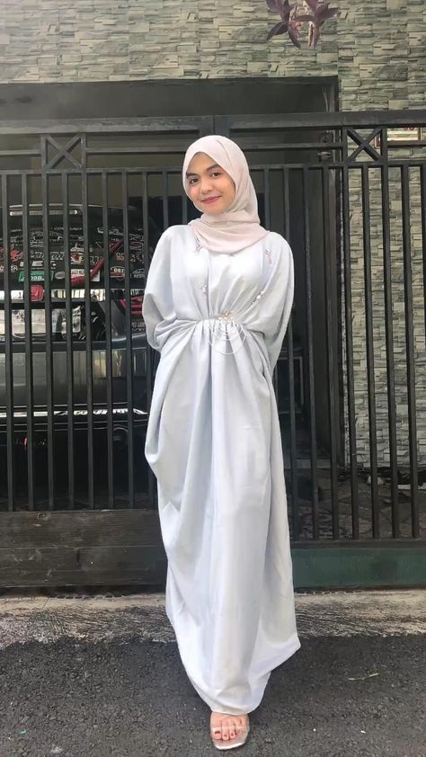 Hijab With Kaftan, Ootd Long Dress Hijab, Kaftan Outfit Ideas Hijab, Ootd Dress Putih, Kaftan Dress Modern Kaftan Dress Modern Hijab, Ootd Hijab Lebaran, Dress Lebaran Hijab, Ootd Lebaran Casual, Inspirasi Kaftan Lebaran