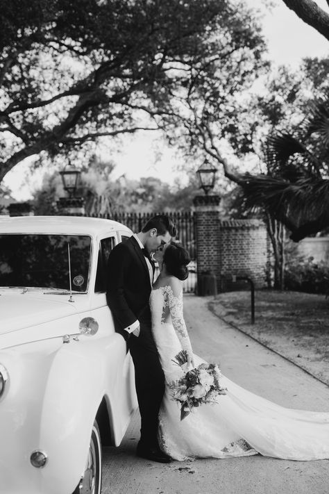 Classic Car Wedding, Vintage Wedding Car, Wedding Getaway Car, Wedding Photography List, Wedding Limo, Vintage Car Wedding, Wedding Picture Poses, Car Vintage, Antique Car