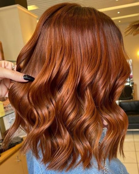 Ginger Waves with Glaze Bob With Highlights And Lowlights, Pinkish Brown Hair, Ruby Red Hair, Light Red Hair, Pretty Red Hair, Light Auburn Hair, Red Hair Color Ideas, Red Copper Hair Color, Red Hair Looks