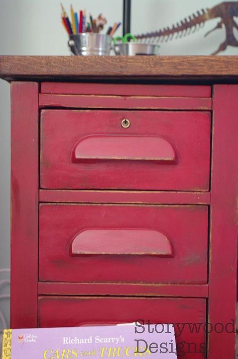 Hs Classroom, Vintage Oak Desk, Teachers Desk, Vintage Teacher, Old School Desks, Teacher's Desk, Vintage Desks, Painting Old Furniture, Red Paint Colors