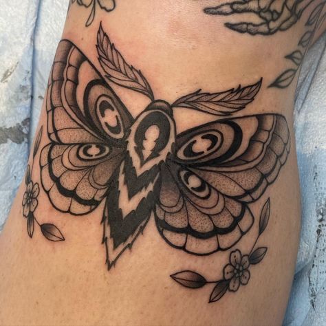 Post Caption Charming moth tattoo done by @sydneyctattoo!! This captivating black and grey piece surely catches the eye!⁠ ⁠ "Always more moths please 🥰⁠ Thanks cara!" - Sydney Traditional Tattoo Black And Grey, Traditional Moth Tattoo, Minimalist Tattoo Ideas, Mama Tried, Moth Tattoo, Leg Tattoos Women, Nature Tattoos, Best Tattoo, Minimalist Tattoo