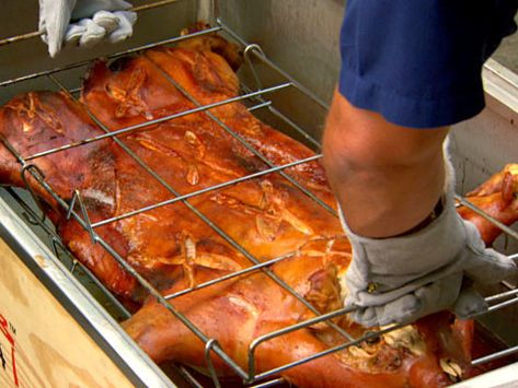 Roberto Guerra shows how to cook a whole pig in a special slow-roasting grill. Suckling Pig Recipe, Tenderloin Pulled Pork, Cajun Microwave, Hog Recipes, China Recipes, Pig Roast Party, Pulled Pork Carnitas, Roasted Pig, Red Eye Gravy