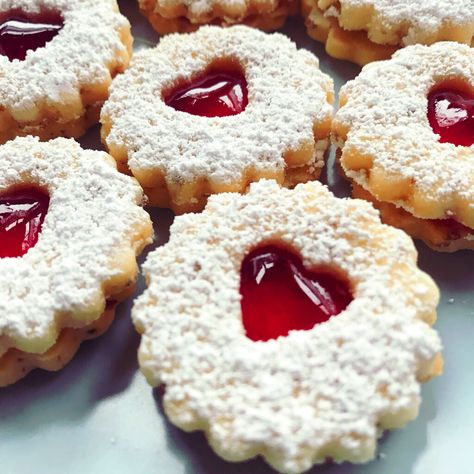 Spitzbuben - glutenfrei - glutenfreie Rezepte & kreative Ideen Gluten Free Kitchen, Jam Cookies, Cooking Cookies, Gluten Free Christmas, Baking Sweets, Gluten Free Cookies, Gluten Free Desserts, Sin Gluten, Paleo Gluten Free