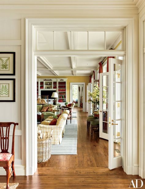 Architect Gil Schafer Crafts a Family Oasis on Lake Placid Gil Schafer, Sitting Rooms, Transom Windows, Lake Cottage, غرفة ملابس, Style Deco, Kitchen Decorating, Family Rooms, Cottage Design