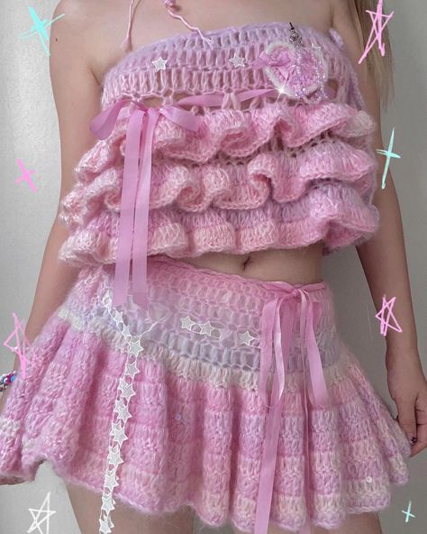 💗💗💗 Pastel Pink overflow 💗💗💗 Hand knitted new skirt (can also be styled as crop top) are now available in Peiliee Shop by @windoii.dada 💗💗💗 Customized made for all body sizes 🩰🎶 . . . . . . . . . . #handknitted #pinkaesthetic #pastelpinkaesthetic #pastelpink #angelic #dollcore #coquette #coquetteaesthetic #ballerinacore #balletcore Kawaii Crochet Clothes, Knitted Skirt And Top, Crochet Top Designs, Easy Cute Crochet, Crochet Mini Skirt, Knitted Skirt, Crochet Skirts, Fashion Crochet, Crochet Clothing And Accessories