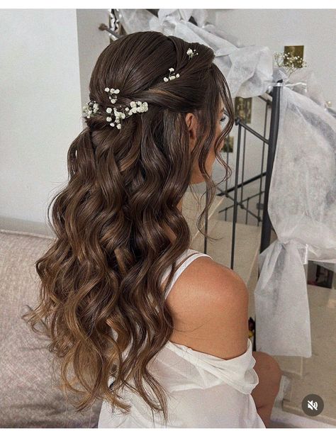 Simple Curl Hairstyles Wedding, Simple Hairstyle For Engagement, Simple Engagement Hairstyles, Beach Curls For Medium Hair, Nikkah Makeup, Bridesmaid Hair Inspo, Cute Prom Hairstyles, Bridal Hair Down, Wedding Hair Half