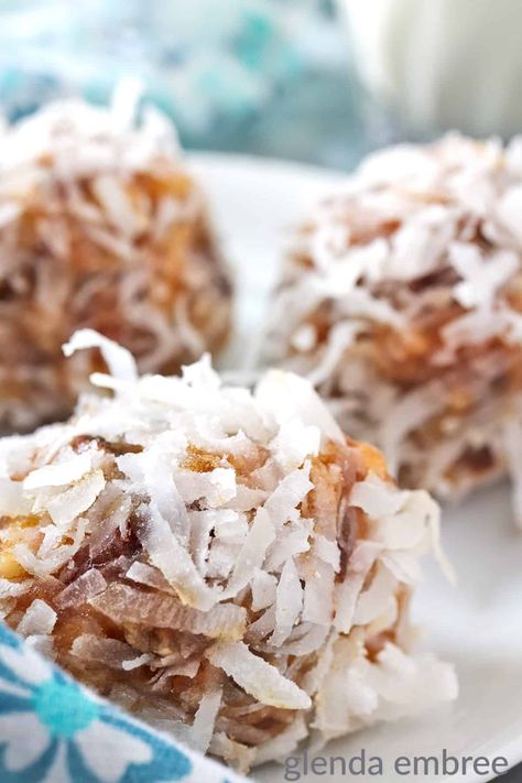 Coconut Date Balls, Date Balls, Coconut Snowballs, Coconut Balls, Coconut Caramel, Peanut Butter Balls, Delicious Cookie Recipes, Coconut Recipes, Balls Recipe