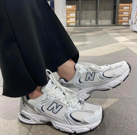 Corset Fashion Outfits, New Balance Trainers, Zapatillas New Balance, Old Shoes, Fresh Shoes, Shoe Inspo, Minimalist Wardrobe, Dream Shoes, Trendy Shoes