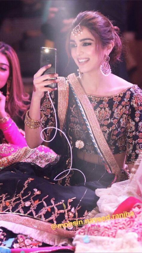 Champagne Makeup, Saree Hairstyles, Maya Ali, Bridal Hair Buns, Indian Wedding Hairstyles, Hairstyles For Girls, Indian Bridal Hairstyles, Black Makeup, Trendy Wedding Hairstyles