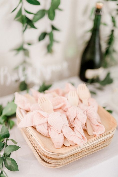 Dainty Baby Shower Ideas, Baby In Bloom Tablescape, Simple Baby Shower Ideas Girl, Spring Theme Baby Shower Ideas, Spring Baby Shower Decorations, Baby Shower Display, Baby Shower Spring, Pooh Party, Garden Baby Showers