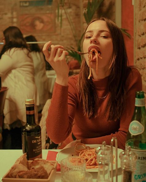 34.8k Likes, 116 Comments - Sarah Bahbah (@sarahbahbah) on Instagram: “Lily eating pasta. A series of 3. 🍝 🇮🇹 @lily_sullivan” Lily Sullivan, Sarah Bahbah, Eating Pasta, Eating Spaghetti, Food Film, Italian Aesthetic, Golden Moments, Restaurant Photography, People Food