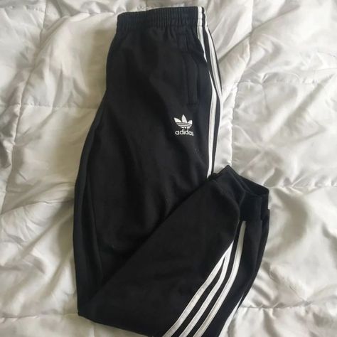 Adidas Aesthetic, Dr Martens Outfit, Adidas Joggers, Korean Casual Outfits, 90s Aesthetic, Adidas Outfit, Casual Style Outfits, Dream Clothes, Look Fashion