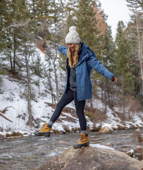 Fall Mountain Outfit, Winter Hiking Outfit Women, Hiking Outfit Ideas, Alaska Outfits, Fall Hiking Outfits, Trekking Outfit, Winter Style Guide, Womens Hiking, Hiking Outfits